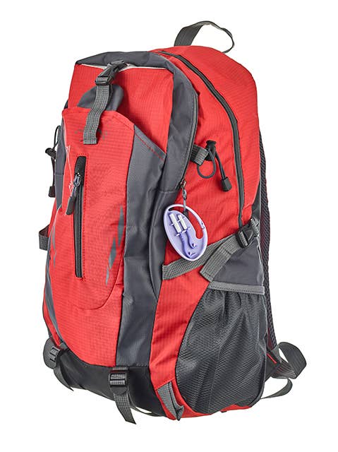 Tick Twister ClipBox an einem roten Rucksack befestigt